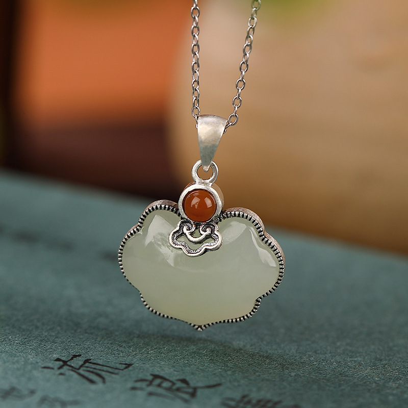 Mặt dây chuyền bạc S925 hình hươu bạc đính ngọc bích Hòa Điền đỏ, phong cách cổ điển thanh lịch — Mặt dây chuyền (không có dây chuyền)