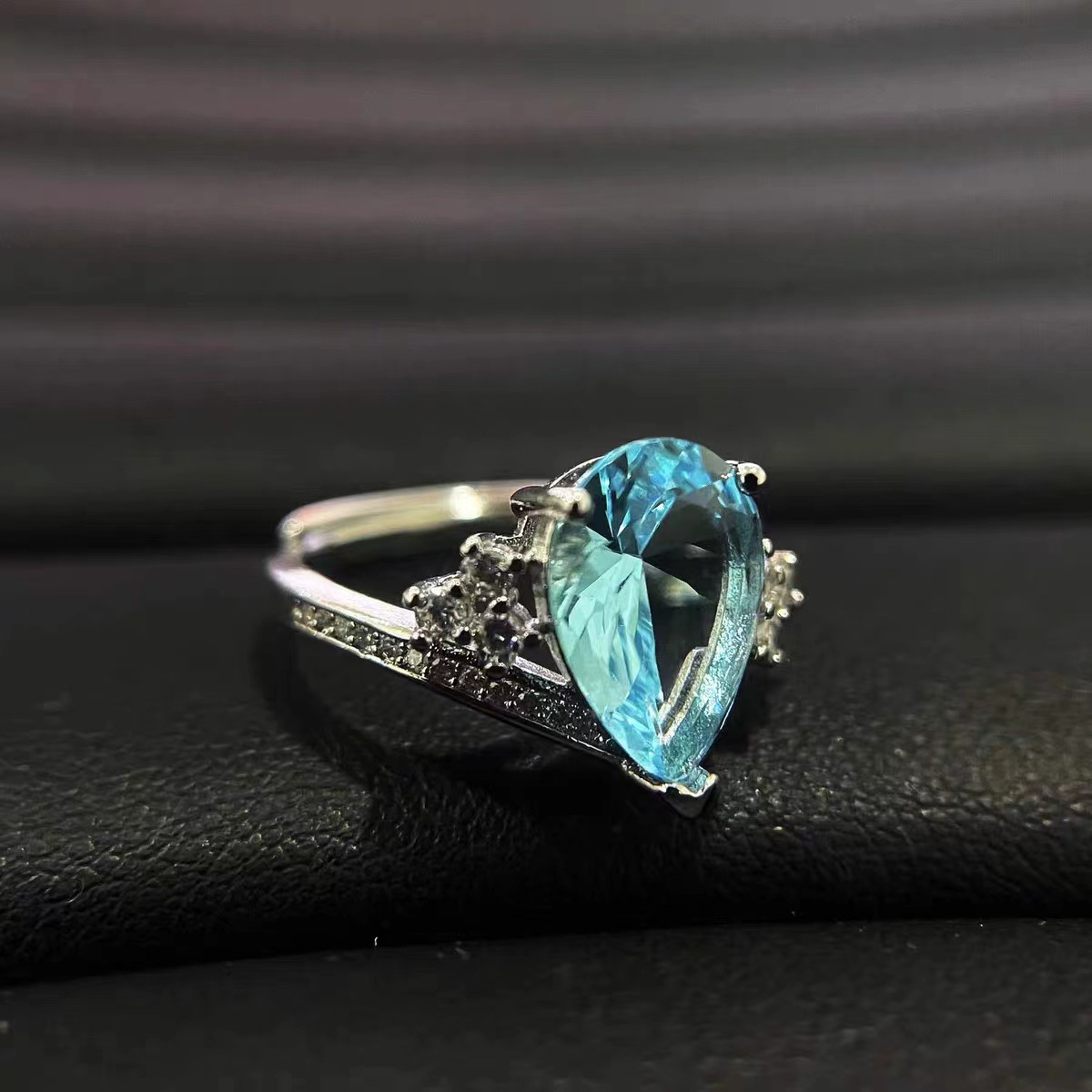 Elegante verstelbare ring in waterdruppelvorm met saffier_voghion.com