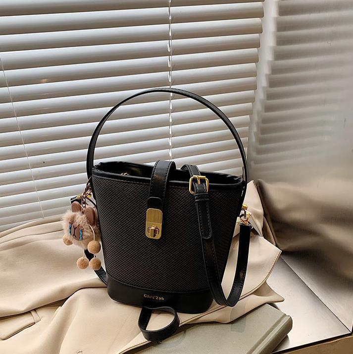 Bolso de mano de moda extranjera para mujeres 2025 nuevo bolso de cubo de agua super caliente transfronterizo nicho de diseño de alta sensación bolso de hombro