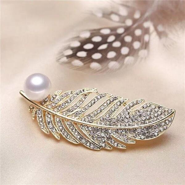 Fashionable universal transparent brooch