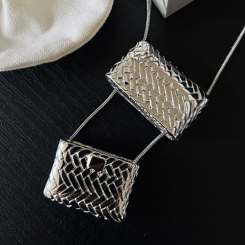 Mini bolso pequeño collar de lujo ligero de alta gama accesorios para niñas de nicho cadena de suéter de pila larga 2025 nuevo