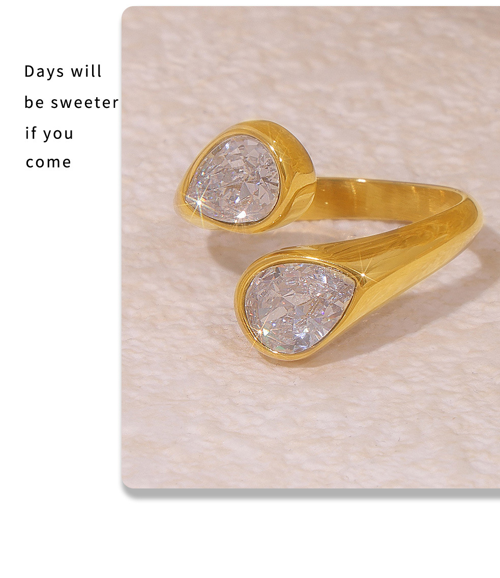 Anello aperto in acciaio al titanio con doppia goccia d'acqua e zircone quadrato 3A, colore PVD conservato, da donna_voghion.com