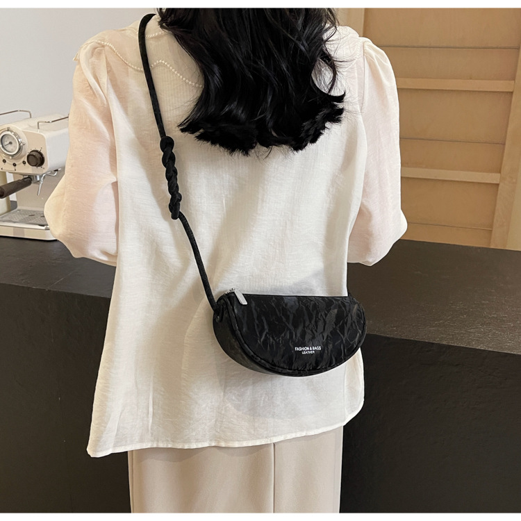 Women's Medium Pu Leather Solid Color Punk Streetwear Dumpling Shape Zipper Handbag display picture 12