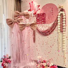 結婚部屋の配置結婚装飾男女の寝室の結婚式ピンクの布のカーテンが目を覚ますライオンの蝶結びの朝の服の写真を撮る