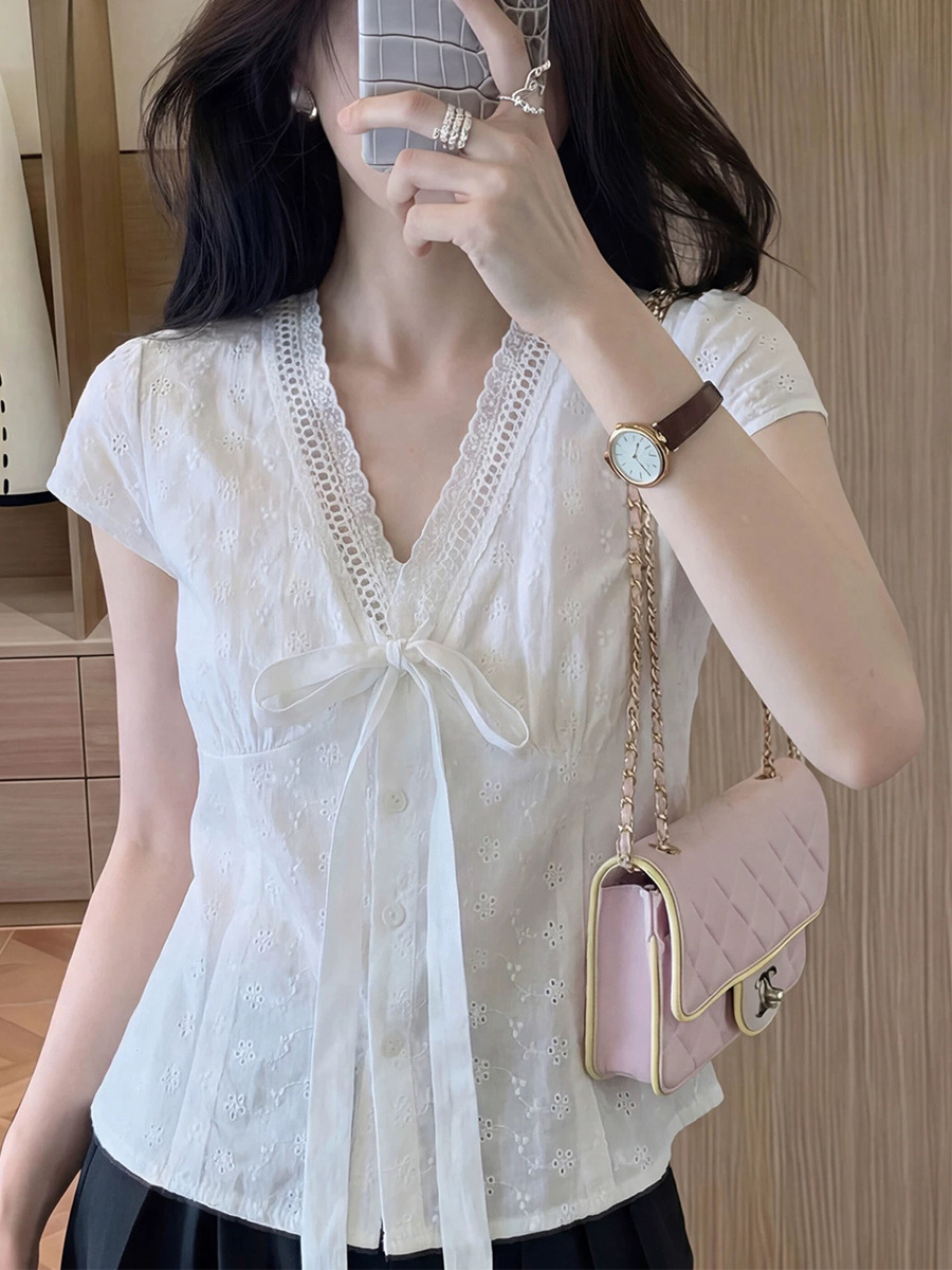 Áo sơ mi nữ cổ chữ V thêu hoa tay ngắn kèm thắt lưng — màu trắng