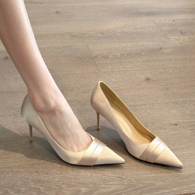High heels pointed-toe