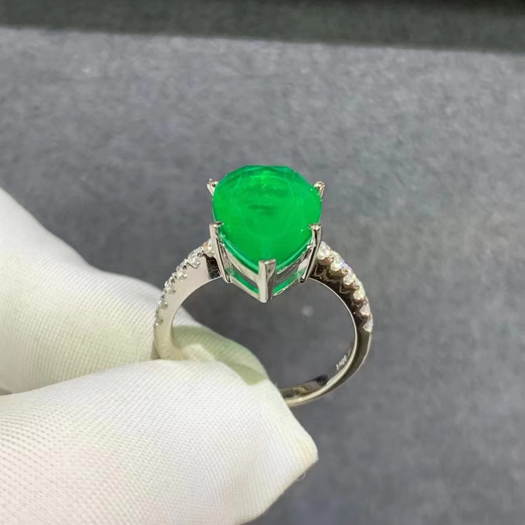 Anillo femenino de corte esmeralda en forma de gota de 6 quilates plateado anillo femenino Esmeralda sintética con incrustaciones de platino grueso de cinco capas