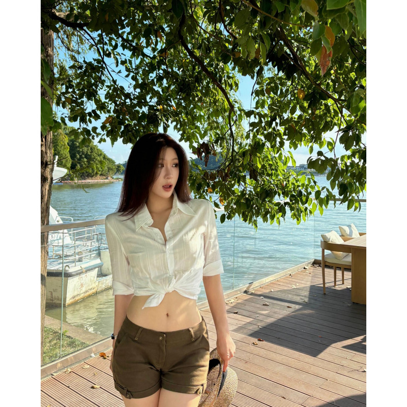 French-style white polo collar shirt for women, early autumn, high-end, pure and desirable, slim-fit, flattering, perfect top for petite figures French-style white polo collar shirt for women, early autumn, high-end, pure and desirable, slim-fit, flattering, perfect top for petite figures