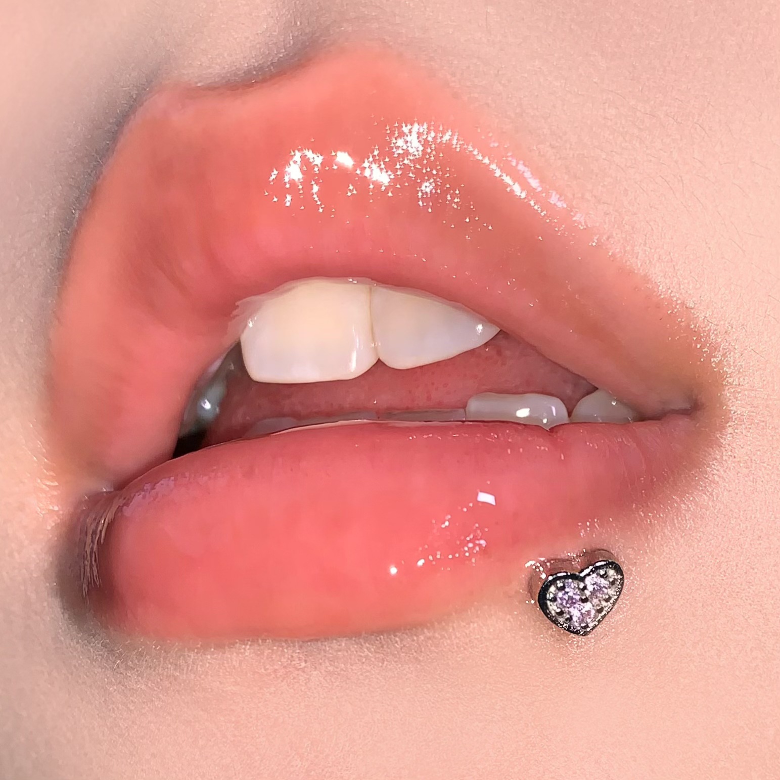 16G labret stud size and finish detail