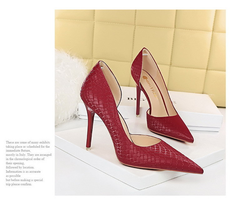 Slim slim heels with high heels and shallow side hollowed-out heels retro serpentine single shoes_voghion.com