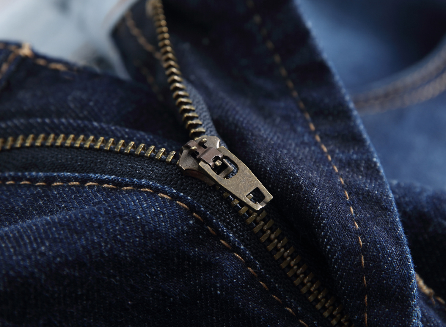 Pantaloncini estivi da uomo in denim di cotone strappato e forato, di colore chiaro, di media lunghezza, aderenti_voghion.com