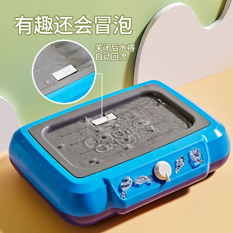 Niños en la cocina de la casa con agua juguetes de barbacoa cambiantes de color kebabs cocinar un conjunto de cocina para niños y niñas