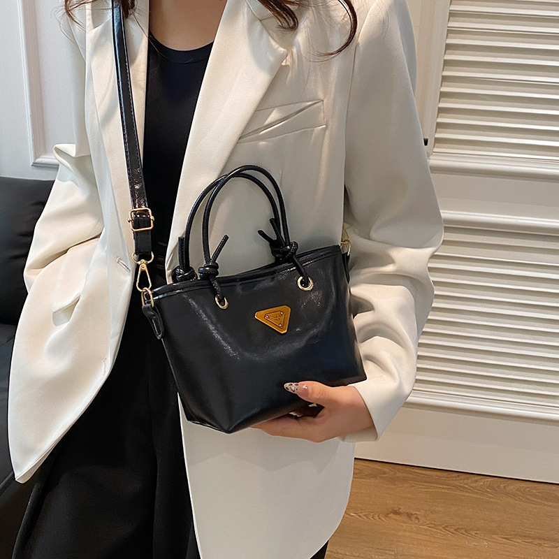 Bolsa de mano retro canasta de comida de mano para mujeres 2024 invierno nuevo estilo de moda textura pequeña bolsa tote bolsa de mochila universal