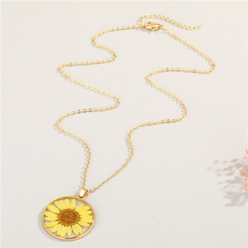 Retro Simple Daisy Pendant Resin Necklace display picture 5