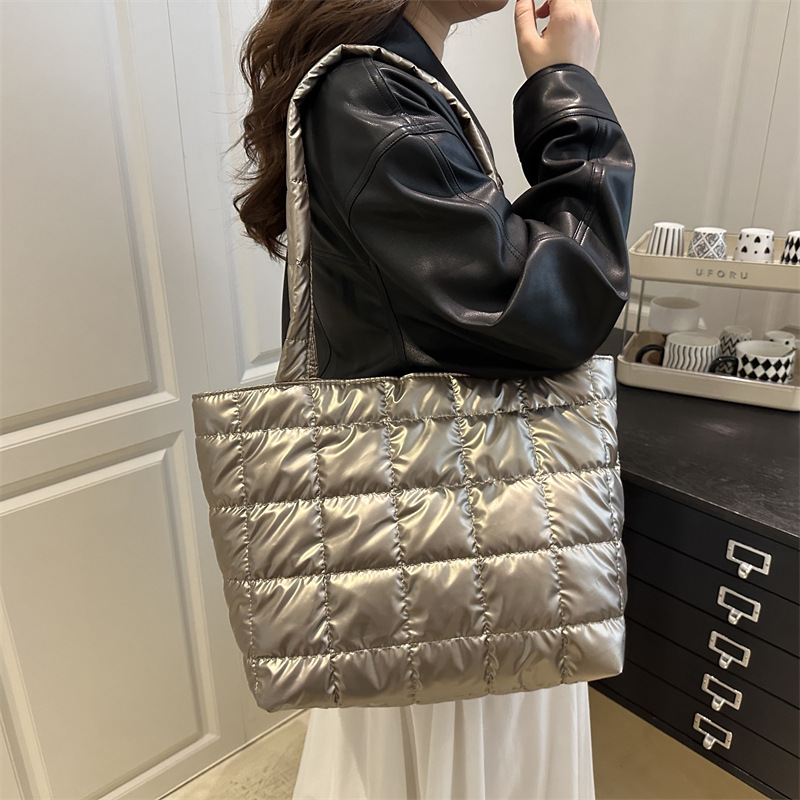 2025 otoño y invierno bolsas de algodón espacial de gran capacidad bolsas de hombro bolsas de pluma coreanas simples bolsas casuales para mujeres