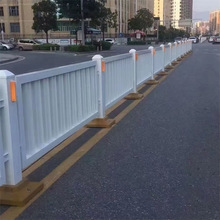 蓝白市政护栏 城市交通防撞道路安全镀锌钢围栏 马路隔离栏网厂家