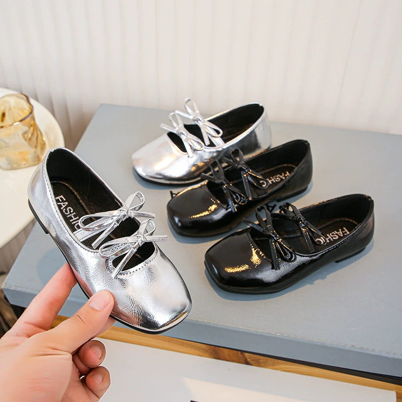 Детские туфли для девочек из кожи с серебряным бантом, лето-осень 2025, новая модель, неглубокий вырез, квадратный носок, модные туфли принцессы