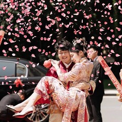 結婚式のお祝いの花火の筒の花の弁の雨の花火の用品の大全の花びらの礼砲の結婚式のスプレーの筒の色は礼儀の筒の砲を持っています。
