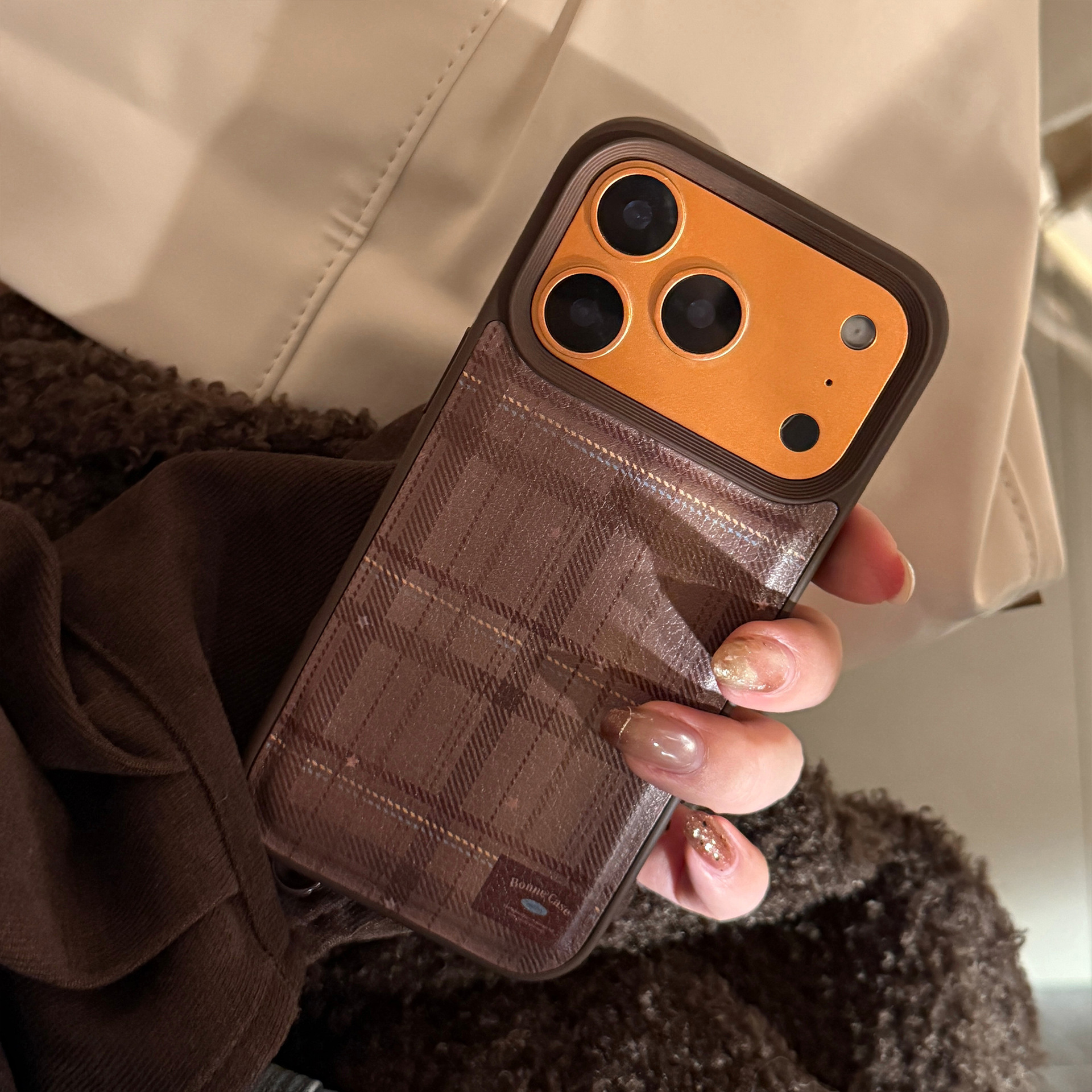 Vintage Leder-Handyhülle mit Fruchtmotiv für iPhone 17 Pro Max, haselnussbraunes Karomuster, kompatibel mit iPhone 16, 15, 13, 11_voghion.com