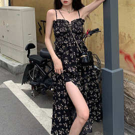 黑色吊带连衣裙2024夏季新款韩版修身显瘦少女风裙印花无袖吊带裙