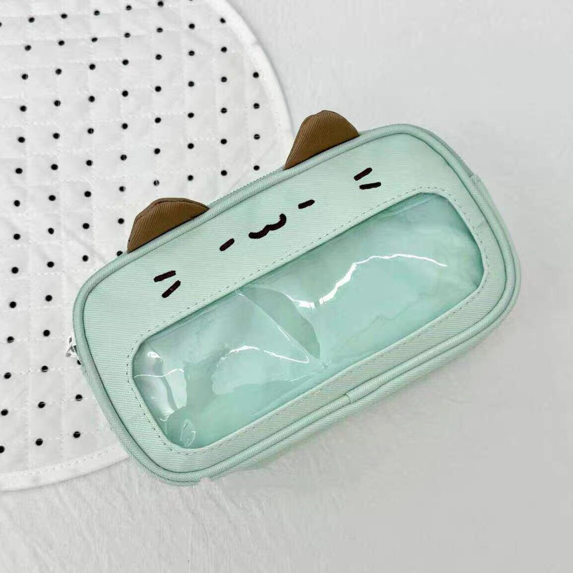 Bolsa de pluma de la ventana delantera de expresión del gatito verde