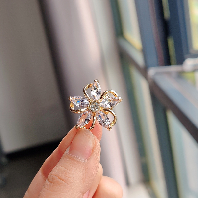 Modieuze zirkonia bloem broche voor dames elegant accessoire_voghion.com