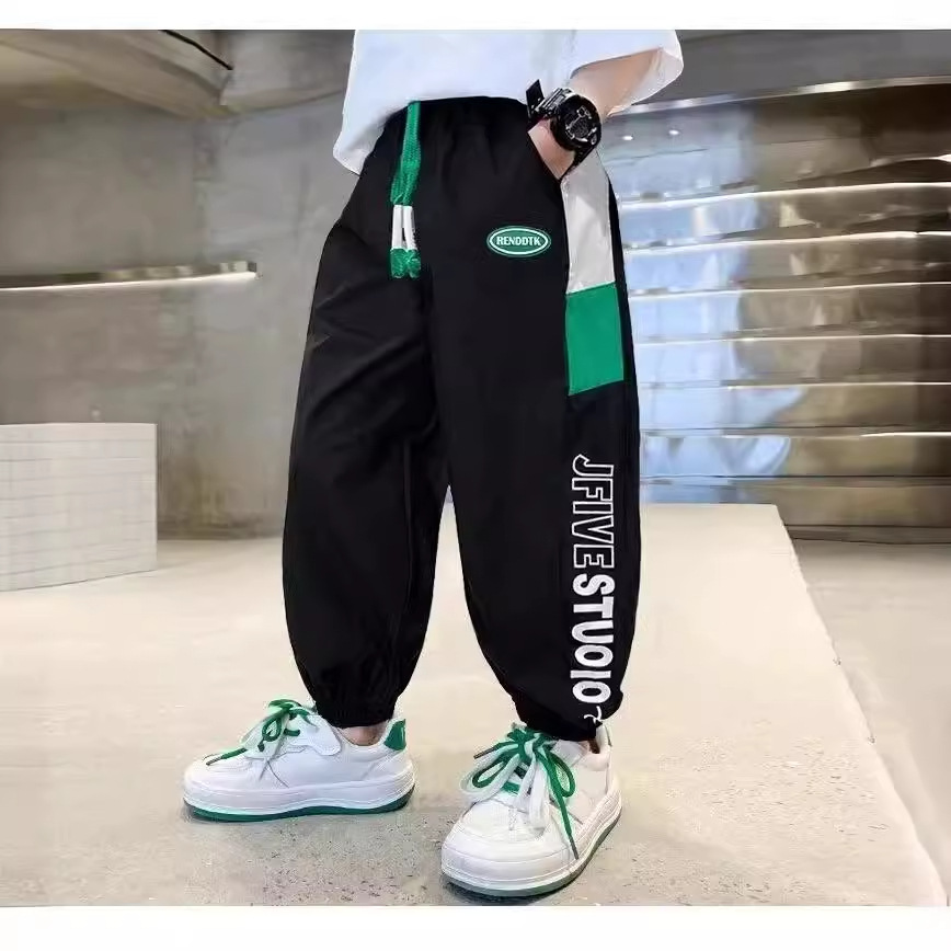 여름 소년 새로운 아이스 실크 빠른 건조 캐주얼 바지 트렌디 쿨 인기있는 어린이 무릎 길이 바지 부드러운 시원한 느낌 반바지