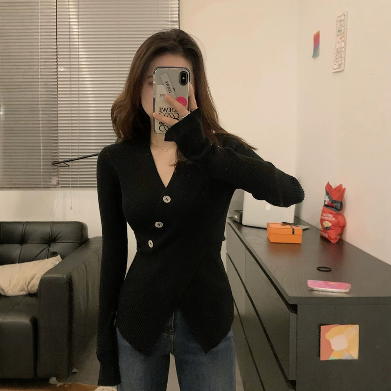 Elegant cross-over slim-fit knit sweater with V-neck, niche design, fitted with a slit, pullover style, long-sleeved, suitable for layering Elegant cross-over slim-fit knit sweater with V-neck, niche design, fitted with a slit, pullover style, long-sleeved, suitable for layering