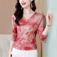 2024春装新款长袖V领T恤女时尚烫金复古中国风套头妈妈气质上衣潮