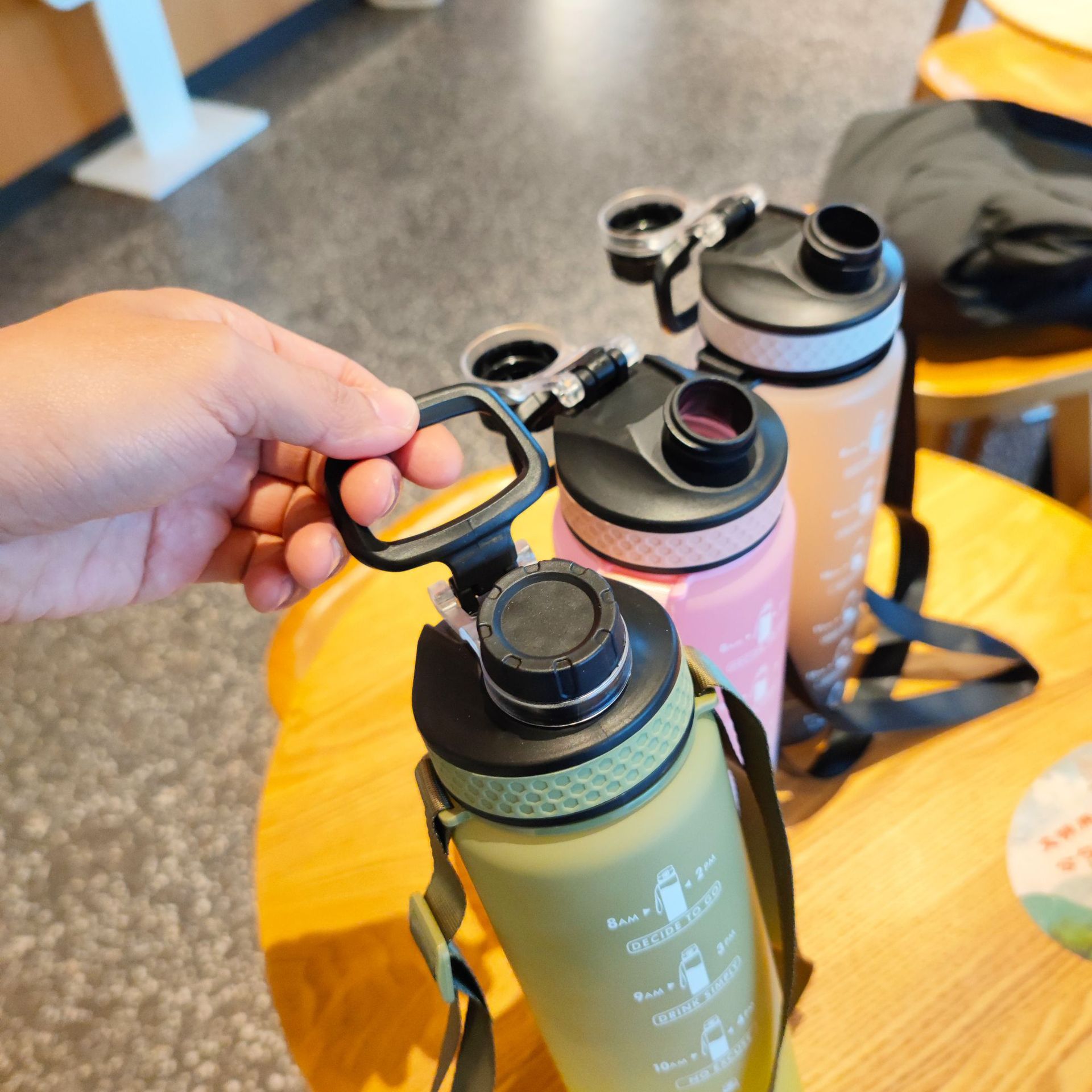 Taza espacial Taza de plástico para beber directa Correa para deportes al aire libre para estudiantes masculinos y femeninos Taza de agua portátil para adultos con fugas de té Amazon
