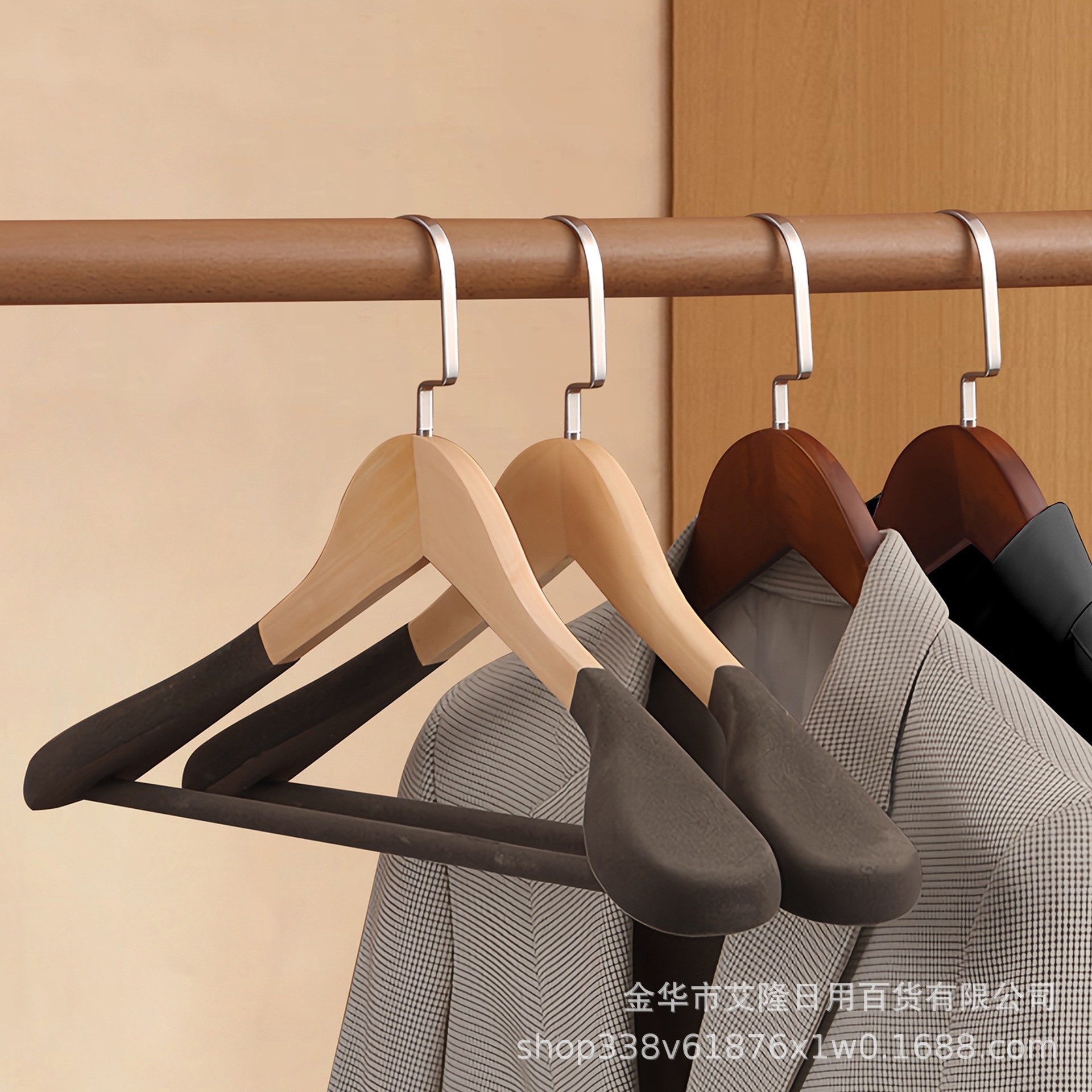 Percha de madera sólida de alto grado hombro ancho flocado abrigo casero traje colgante sin marca colgante de madera sólida colgante al por mayor