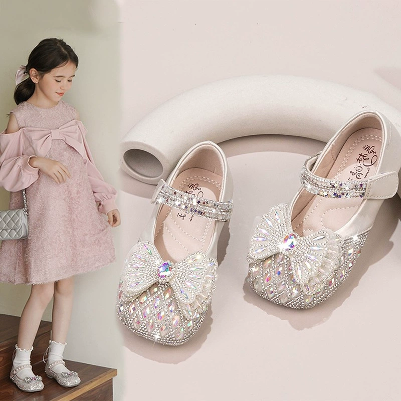 Девушки со стразами модные маленькие кожаные туфли 2024 весна и лето новые мягкие подошвы принцессы обувь иностранная одиночная обувь хрустальная обувь