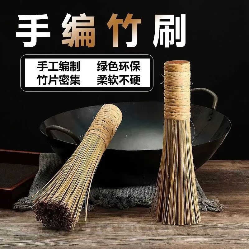 鍋は竹の長い柄をブラシして鍋をブラシしてホテルのホテルの台所をきれいにして汚れを取り除きます。|undefined