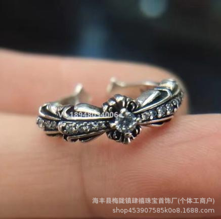 White diamond cross flower