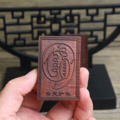 雷撃ナツメの木の金光の呪文のペンダントのペンダントの道家の器は古い材料の濃い色の精密な彫刻を身につけて手作業で磨きます。