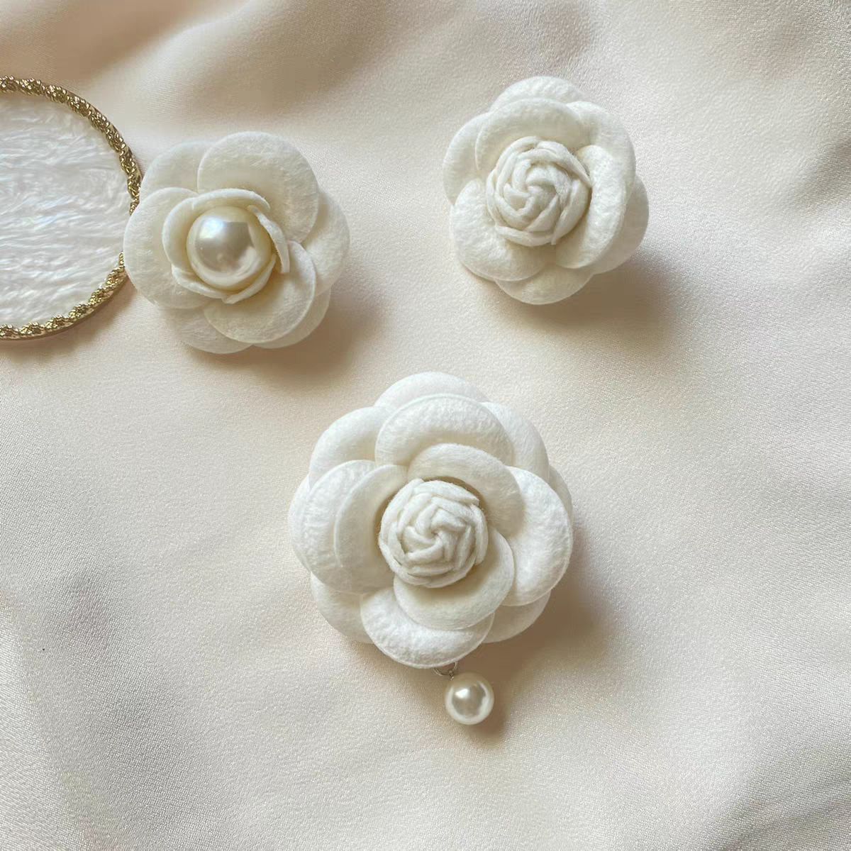 Broche camélia de pérolas estilo francês feita à mão_voghion.com