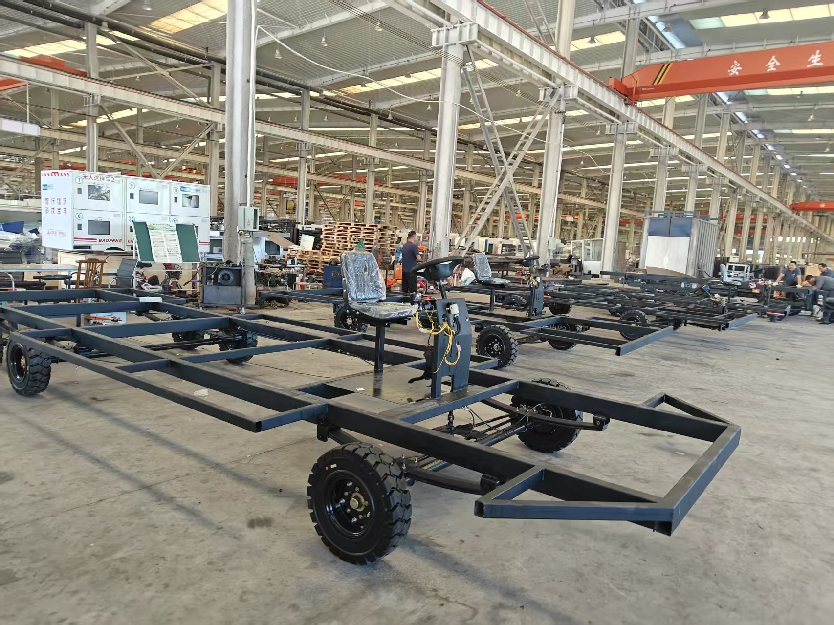 Electric wire-controlled chassis assembly, modified for parade floats, remote-controlled off-road climbing vehicles, and high-power heavy-duty vehicles