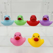 儿童戏水小黄鸭 彩色迷你小鸭搪胶软胶捏捏叫小鸭子洗澡玩具