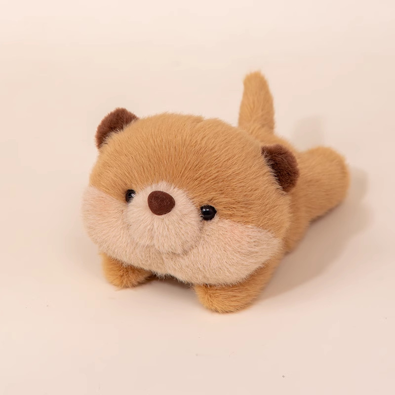 ニャンコのお姉さんのオリジナルの手のひらの中のぬいぐるみのデスクトップの手首は人形のテーブルを敷きます。