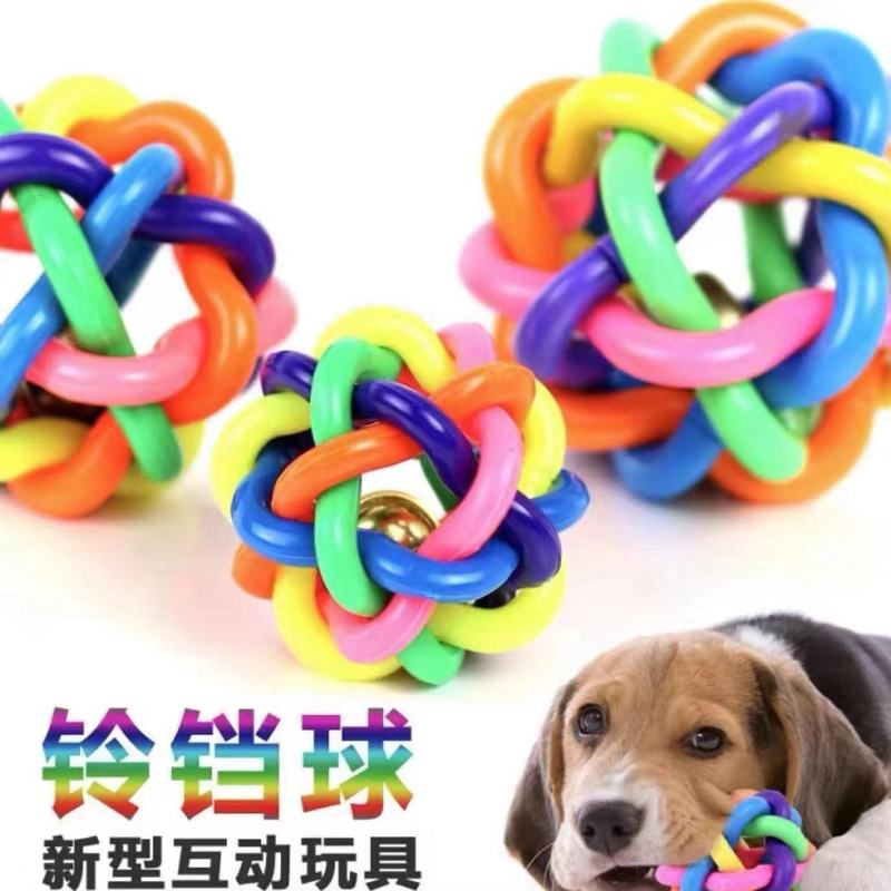 ペットの子犬の七色の鈴のおもちゃのボールの音は歯ぎしりに耐えます。|undefined