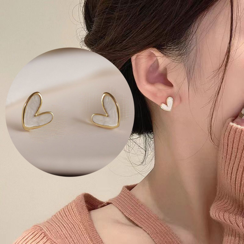 Acero de titanio de corazón de桃 18K oro simple amor de moda no se desvanece pernos de orejas nicho femenino sensación alta joyería pendientes pequeños