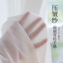 シフォンのシワの糸のカーテンの客間のベランダは光が透けません。