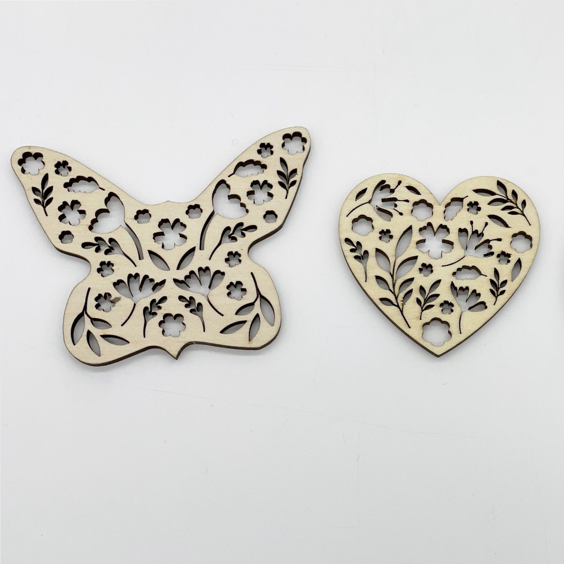 Colgante de madera ornamento Día de San Valentín colgante en forma de mariposa chip de madera tarjeta colgante artesanía Día de San Valentín boda