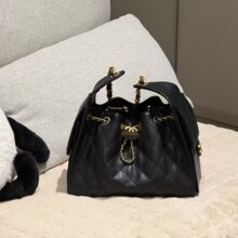 高版本2026款真皮菱格hobo抽绳链条水桶包复古大容量单腋下女士包