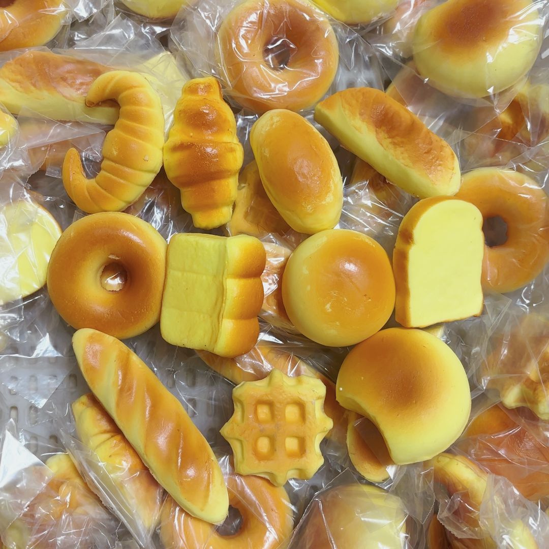 무작위로 젖은 부드러운 끈적끈적한 작은 조각이 천천히 반동합니다.