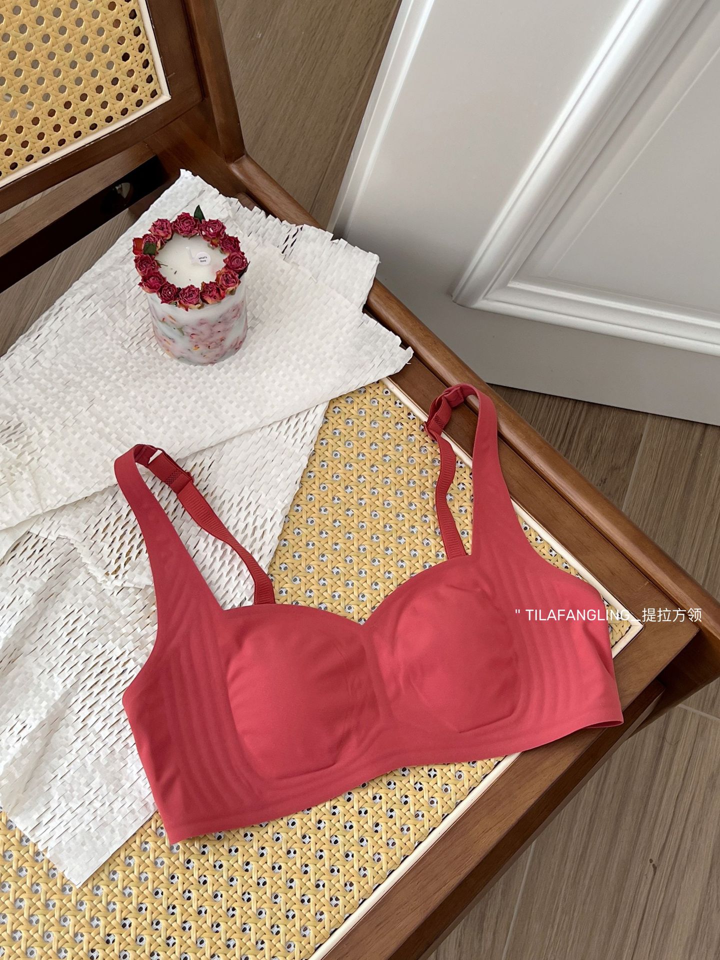 Venta directa de fábrica comercio electrónico transfronterizo sudeste asiático Vietnam Tailandia ropa interior de mujer sin costuras cuello cuadrado desnudo Tiraven sujetador