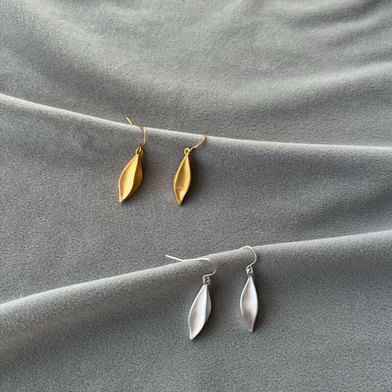 SR Family Fruit Pod Series Fruit Earrings Winter Elegant Simple Light Luxury Advanced Sense Wire-drawing Grain Wood Fruit Earrings SR Family Fruit Pod Series Fruit Earrings Winter Elegant Simple Light Luxury Advanced Sense Wire-drawing Grain Wood Fruit Earrings