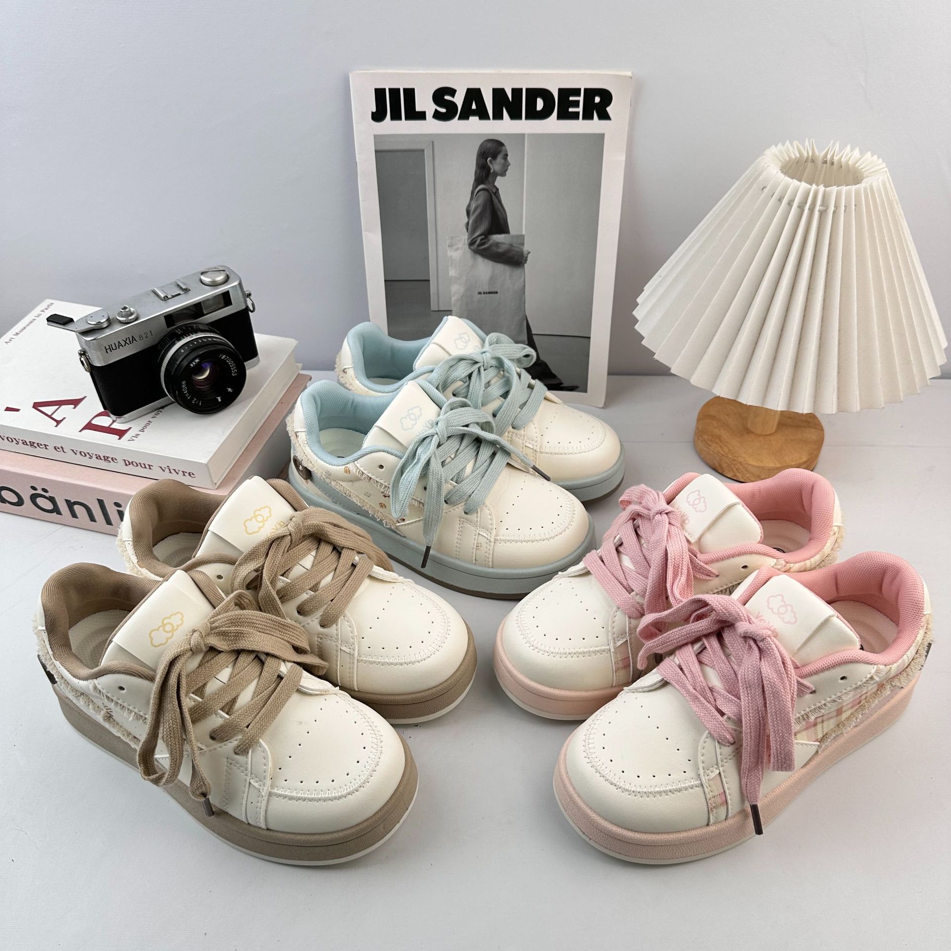 Yuanbo 2025 otoño nuevos zapatos blancos de estudiantes de estilo femenino versátil coreano zapatos de suela gruesa de nicho de moda zapatos de mujer