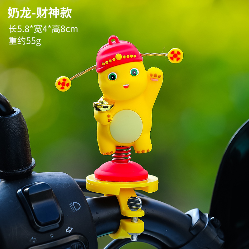 電気自動車の装飾品は自転車に乗ります。|undefined