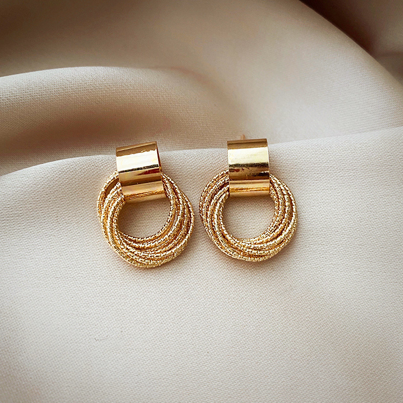 Pendientes de perlas, pendientes de estilo caliente, lujo ligero, pendientes simples de celebridades de Internet, accesorios de Yiwu, venta al por mayor
